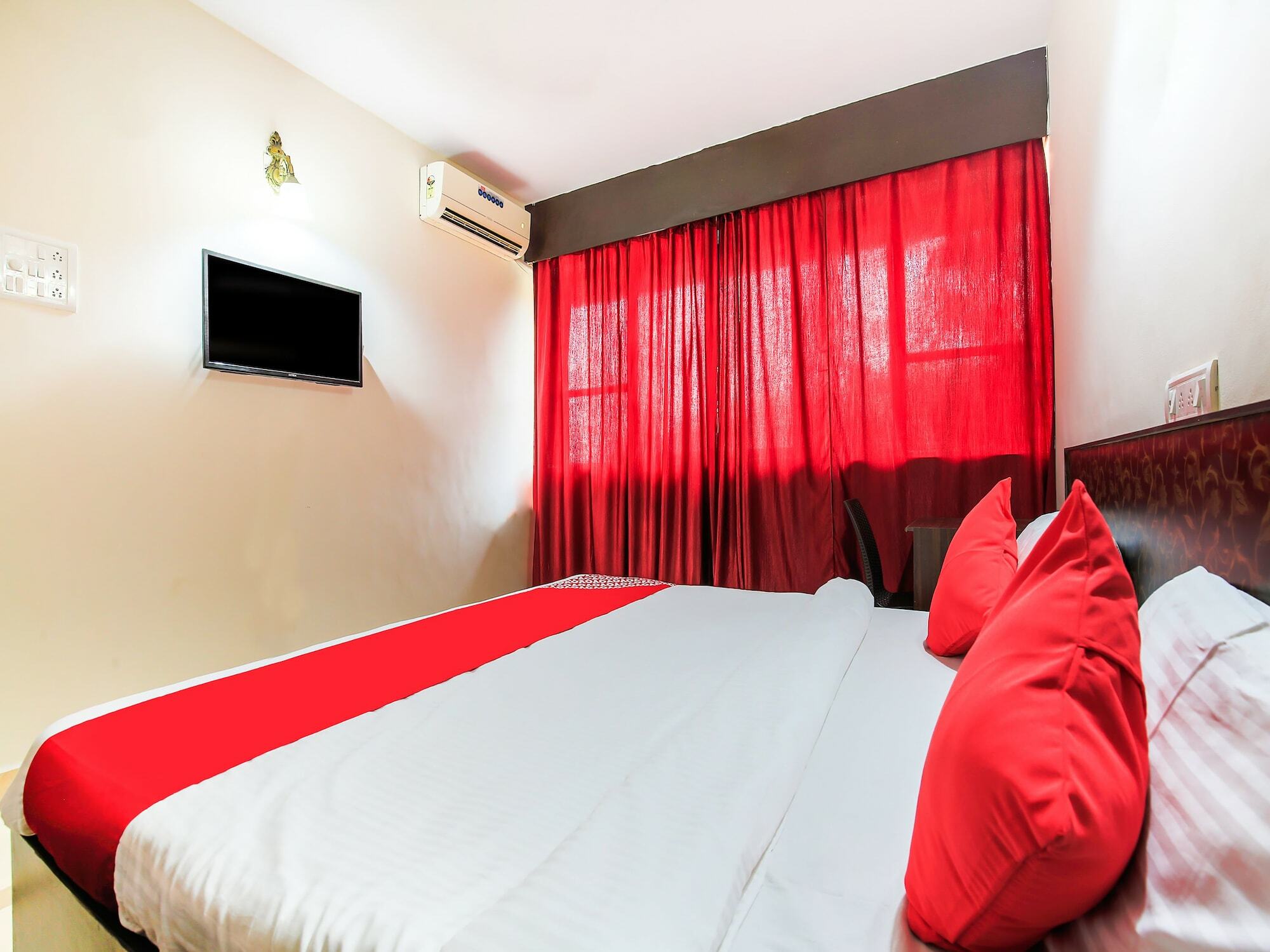 Oyo 18794 Hotel Colva Plaza Buitenkant foto